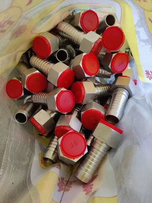 วัตถุดิบและมาตรฐานที่แตกต่างกัน สแตนเลสคาร์บอน สแตนเลสเมทริก ไฮดรอลิก Hose Fittings AIR NPT JIC SAE