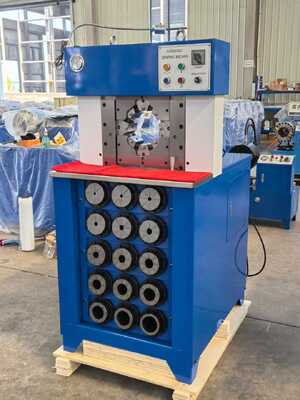 เครื่องอัดสายไฮดรอลิกควบคุมด้วยปุ่มสีฟ้า พร้อมช่วงการอัด 6-76 มม. และช่องเปิดสูงสุด 165 มม.