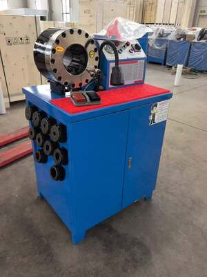 2 "600T 31.5Mpa เครื่องจีบท่อยางรุ่นที่สูงกว่าสีน้ำเงินปุ่มควบคุมระบบแรงดันไฟฟ้า 220v / 240v / 380v / 415v พร้อมช่วงการจีบ 6-51 มม. และแม่พิมพ์ที่เปลี่ยนได้ 10 อัน
