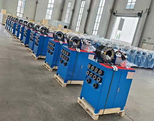ราคาดี เครื่องจีบท่อยาง 600T 31.5Mpa รุ่นที่สูงขึ้นสีน้ำเงิน 3kw ปุ่มควบคุมมอเตอร์ Systerm แรงดันไฟฟ้า 220v / 240v / 380v / 415v พร้อมช่วงการจีบ 6-51 มม. และแม่พิมพ์ที่เปลี่ยนได้ 10 อัน ออนไลน์